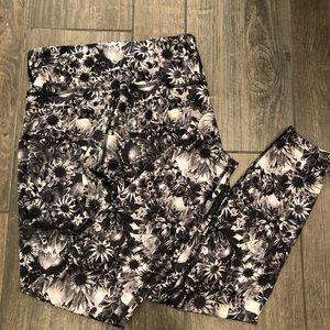 Lululemon size 4 wunder under